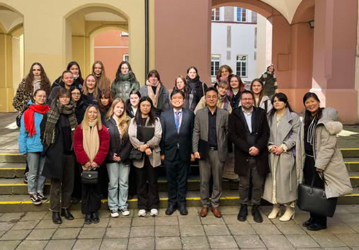 ATSI Korejos ambasados atstovai