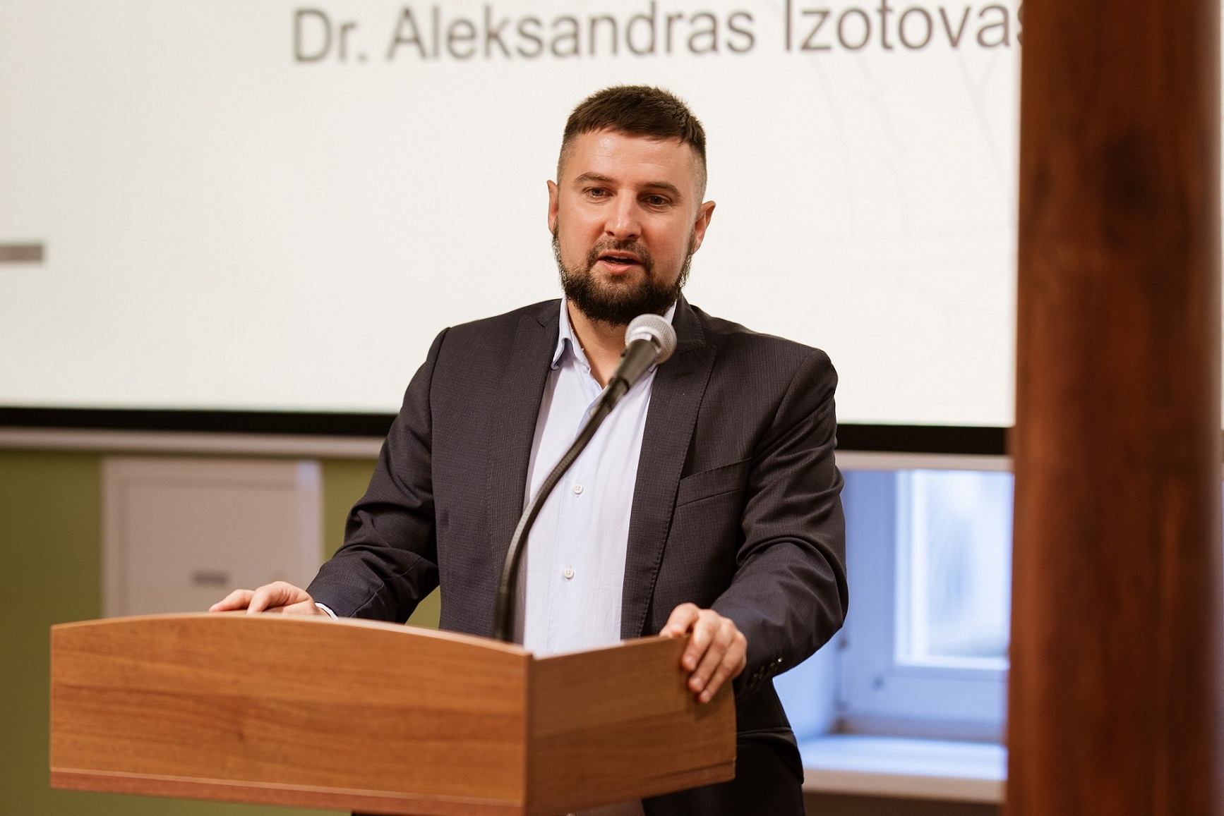 Doc. dr. Aleksandras Izotovas c Antanas Voznikaitis