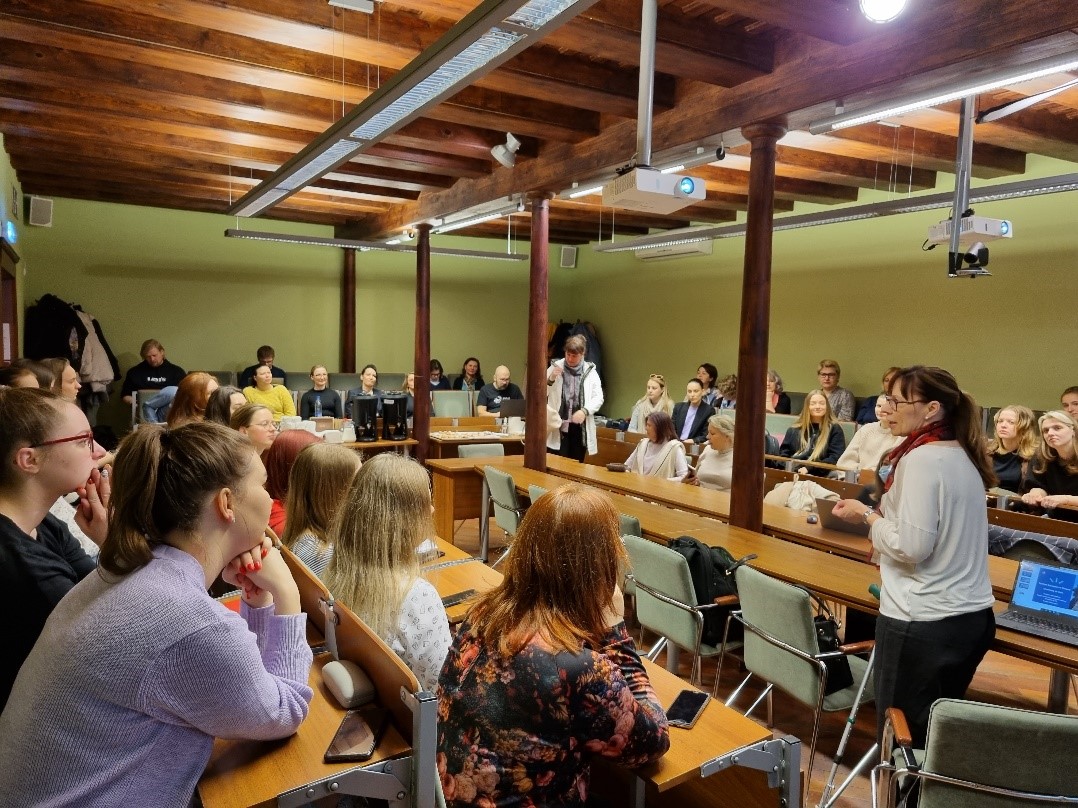 Profesorė Kati Mäkitalo skaito paskaitą