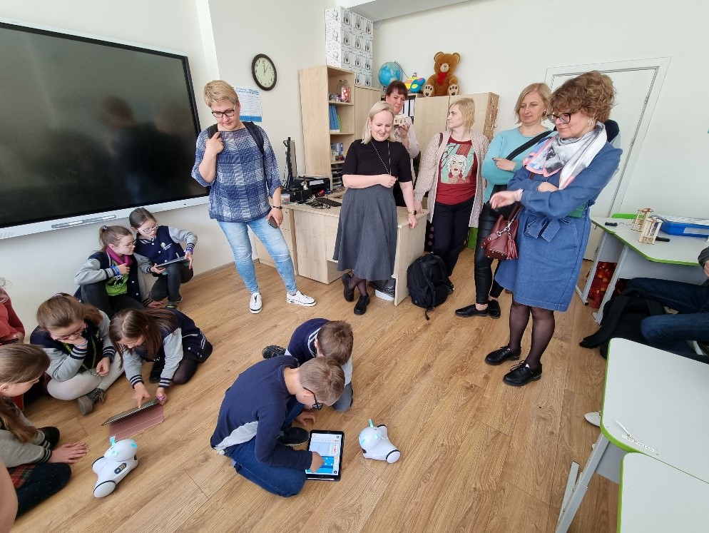 Projekto partneriai stebi pamokas VGTU inžinerijos licėjuje2