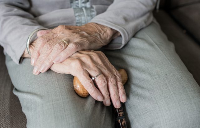 hand 3666974 1920 642x410